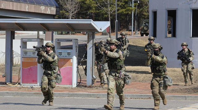 경기도 파주시에서 실시된 한미연합연습 ‘자유의 방패’(FS·Freedom Shield) 도시지역작전 훈련에서 주한미군 장병이 목표물을 향해 돌격하고 있다. 연합뉴스