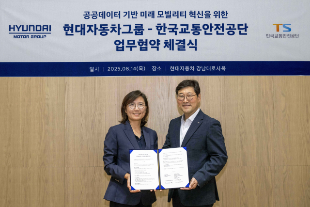 서울 강남구 현대자동차 강남대로 사옥에서 14일 열린 공공 데이터 기반 미래 모빌리티 혁신을 위한 업무협약 체결식에서 김수영(왼쪽) 현대차·기아 모빌리티사업실장이 민승기 교통안전공단 모빌리티교통안전본부장 이사와 기념 촬영을 하고 있다. 연합뉴스