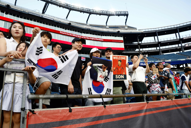 경기 시작 전 태극기와 손흥민의 사진을 들고 응원하는 관중들. AFP연합뉴스