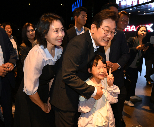이재명 대통령과 김혜경 여사가 17일 서울 용산CGV에서 '독립군:끝나지 않은 전쟁' 관람 후 한 어린이와 기념촬영을 하고 있다. 이 대통령은 광복 80주년을 기념해 조진웅 배우가 추천한 이 영화를 본다면서 SNS를 통해 신청한 시민들과 동반 관람을 했다. 연합뉴스
