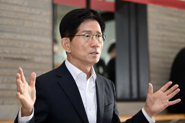국민의힘 당 대표 선거에 출마한 김문수 후보가 15일 서울 여의도 국민의힘 중앙당사에서 김건희 특검의 당사 압수수색에 항의하는 농성을 이어가며 서울경제신문과 인터뷰를 하고 있다. 조태형 기자