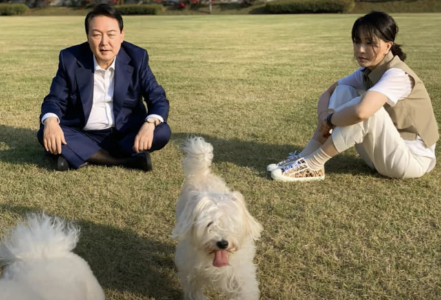 윤석열 대통령과 김건희 여사가 키우는 반려견. 사진 = 페이스북 건희사랑 캡처