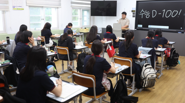 2026학년도 대학수학능력시험(수능)이 100일 앞으로 다가온 이달 5일 오후 경남 창원시 성산구 문성고등학교에서 고3 수험생이 자율학습을 하고 있다. 연합뉴스