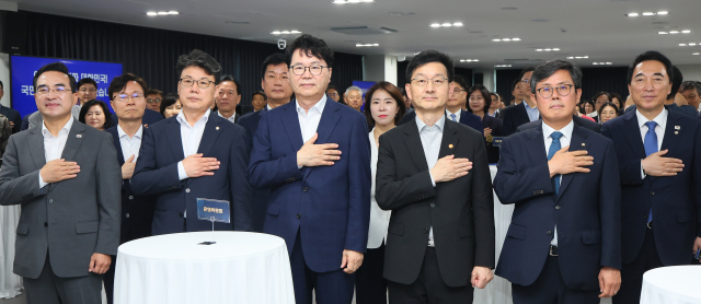 이한주(앞줄 왼쪽 세 번째) 국정기획위원회 위원장을 비롯한 위원들이 14일 정부서울청사 창성동 별관에서 열린 국정위 해단식에서 국기에 대한 경례를 하고 있다. 사진=국정위 제공