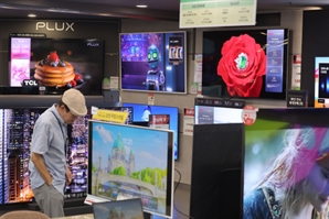 "싸고 크다" 무서운 중국 TV 공습…삼성·LG TV 평균가격 나란히 하락