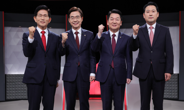 김문수(왼쪽부터), 조경태, 안철수, 장동혁 국민의힘 당대표 후보가 17일 오후 서울 영등포구 KBS에서 2차 방송 토론회 시작에 앞서 기념 촬영을 하고 있다. 뉴스1