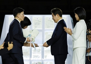 “평생에 걸쳐 난관 돌파해”…이국종이 李대통령에 건넨 ‘임명장’ 내용 보니