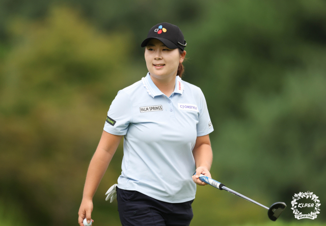 4라운드 4번 홀 버디 퍼트를 넣은 뒤 미소 짓는 홍정민. 사진 제공=KLPGA