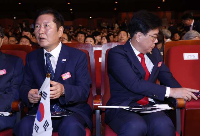 더불어민주당 정청래 대표와 국민의힘 송언석 비상대책위원장 겸 원내대표가 15일 서울 세종문화회관에서 열린 80주년 광복절 경축식에 참석하고 있다. 대통령실통신사진기자단