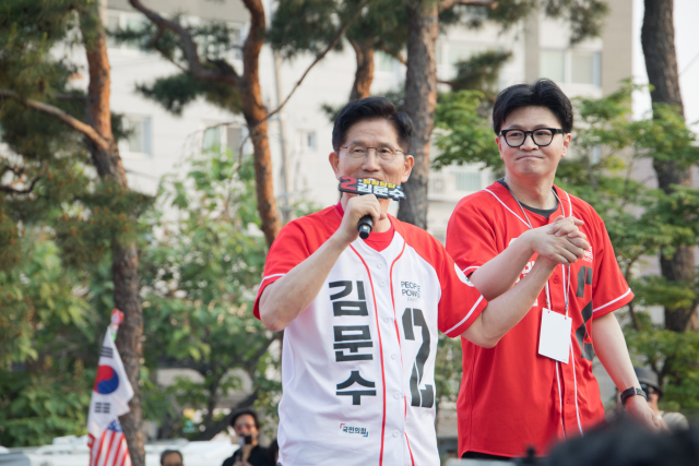 지난 5월 26일 당시 김문수(왼쪽) 국민의힘 대선 후보가 26일 오후 서울 도봉구 방학사거리에서 노원·도봉·강북 집중유세에 나서 한동훈 전 대표와 지지를 호소하고 있다. 성형주 기자