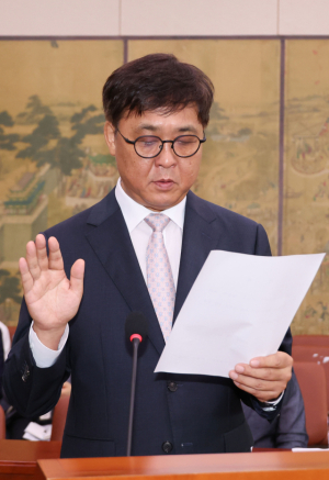 최휘영 문화체육관광부 장관 후보자가 7월 29일 국회 문화체육관광위원회에서 열린 인사청문회에서 선서하고 있다. 연합뉴스