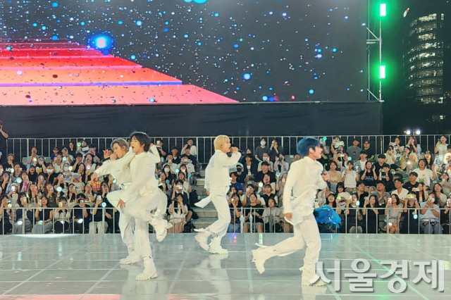 8월 14일 서울 경복궁 흥례문광장 임시무대에서 진행된 ‘광복 80년 전야제’에서 관객들이 지켜보는 가운데 보이그룹 투모로우바이투게더(TXT)가 열창하고 있다. 최수문기자
