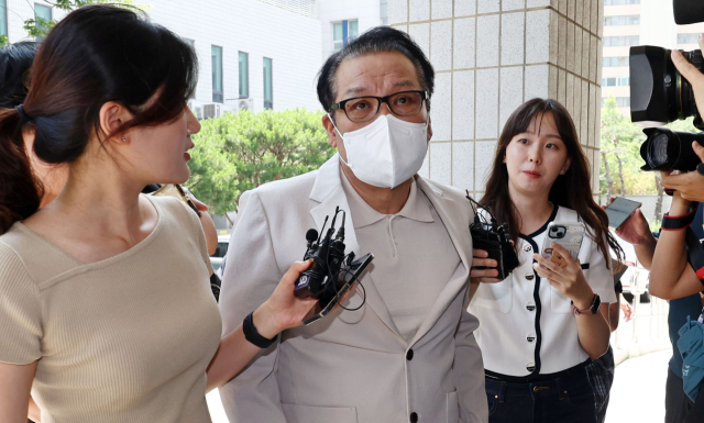 2018년 지방선거 공천헌금 의혹 혐의를 받는 건진법사 전성배씨가 23일 오전 서울 양천구 서울남부지법에서 열린 3차 공판에 출석하고 있다. 공동취재