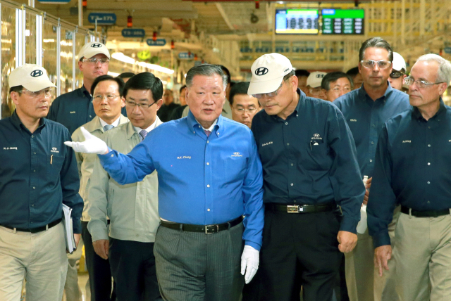 미국 앨라배마공장 생산 차종을 점검하고 있는 정몽구 명예회장. 사진 제공=현대차그룹