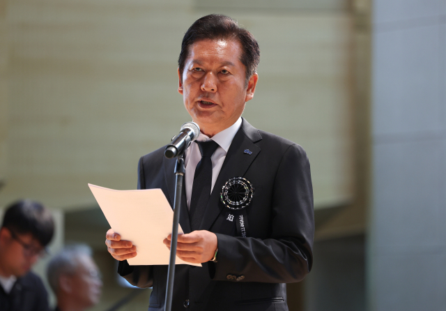 더불어민주당 정청래 대표가 18일 서울 동작구 국립서울현충원 현충관에서 열린 김대중 전 대통령 서거 16주기 추모식에서 추모사를 하고 있다. 연합뉴스