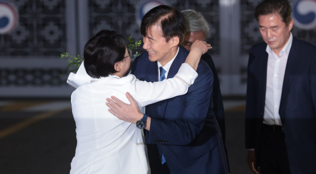 조국 조국혁신당 전 대표가 15일 서울 구로구 남부교도소에서 광복절 특별사면·복권 조치로 출소하며 김선민 당 대표 권한대행과 인사하고 있다. 2025.8.15 연합뉴스