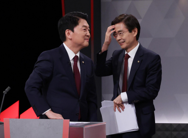 국민의힘 당 대표 선거에 출마한 안철수(왼쪽부터)·조경태 후보가 17일 서울 여의도 KBS에서 열린 2차 텔레비전 토론회에 앞서 대화하고 있다. 국회사진기자단