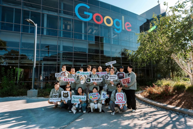 이달 구글 미국 본사에서 진행된 '창구 이머전 트립'에 참여한 스타트업 관계자들이 기념사진을 촬영하고 있다. 사진 제공=구글