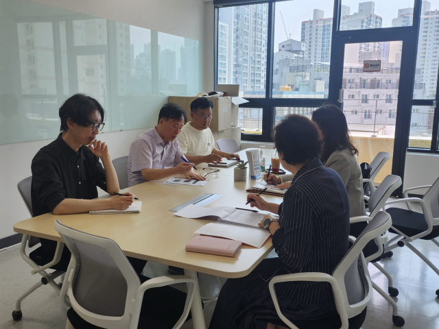 구로구 중장년일드림센터 직원들이 회의를 진행하고 있다. 구로구 중장년일드림센터 제공