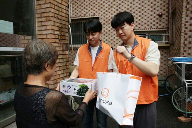 ㈜한화는 임직원 봉사단이 14일 서울 종로구 행촌동 소재 천주교 무악동성당에서 제철음식 나눔 활동을 하고 있다. 사진 제공=㈜한화