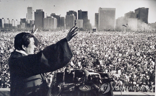 1987년 11월 30일 여의도 유세에서 평화의 상징인 비둘기를 날린 후 환호하는 청중들에게 두손을 들어 답례하는 당시 김대중 평화민주당 대통령 후보. 연합뉴스