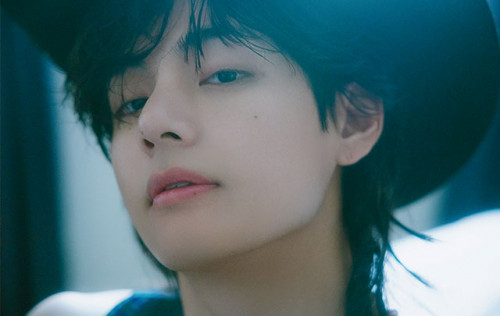 방탄소년단 뷔 솔로 앨범 '레이오버' 콘셉트 포토 / 사진 제공=빅히트 뮤직