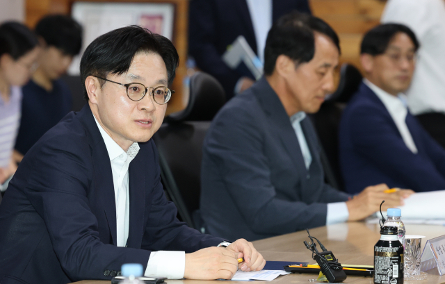 김정관 산업통상자원부 장관이 18일 충남 아산 디와이오토에서 열린 수출공급망 강화 금융지원 간담회에 참석해 인사말을 하고 있다. 뉴스1