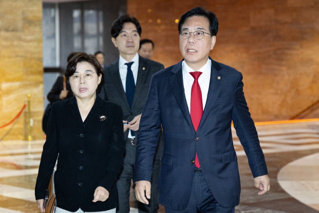 송언석 국민의힘 비상대책위원장 겸 원내대표와 김정재 정책위의장을 비롯한 의원들이 18일 서울 여의도 국회에서 열린 비공개 의원총회에 참석하고 있다. 뉴스1