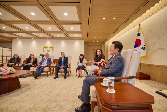 이재명 대통령이 18일 서울 용산 대통령실 청사에서 방한중인 미국 태미 덕워스(왼쪽 여섯번쨰) 상원의원과 앤디 킴(왼쪽 네번째)상원의원을 접견하고 한미동맹은 혈맹으로서 안보와 경제·첨단과학기술을 포함한 ‘미래형 포괄적 전략동맹’으로 나가고자 한다고 제안했다. 접견자리에는 조셉윤(왼쪽 세번째)주한미국대사관 대사대리도 함께했다. 사진제공=대통령실