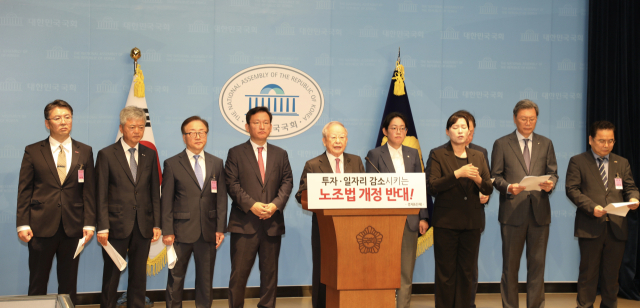손경식(왼쪽 다섯 번째) 한국경영자총협회 회장이 18일 국회 소통관에서 경제6단체와 김형동 국민의힘 의원과 함께 ‘노동조합법 개정안 수정 촉구 공동성명’을 발표하고 있다. 사진 제공=경총
