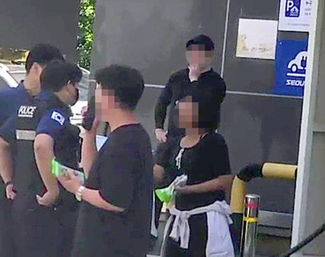 초등학교 앞에서 유통기한 지난 젤리를 나눠준 40대 여성에 대해 경찰이 현장에서 조사하고 있다. 연합뉴스
