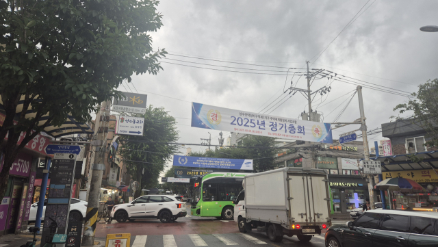 서울 성동구 성수전략정비구역 3지구 거리에 조합 총회 개최를 축하하는 건설사들의 현수막이 걸려 있다. 사진=박경훈기자