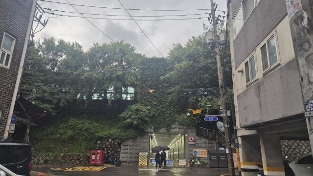 서울 성동구 성수전략정비구역 1지구에서 강변북로 아래를 통해 한강으로 연결되는 통로를 사람들이 지나고 있다. 사진=박경훈기자