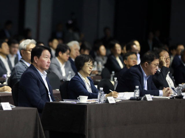 최태원(앞줄 왼쪽부터) SK그룹 회장이 18일 서울 광진구 워커힐호텔에서 열린 '이천포럼 2025'에서 김선희 SK㈜ 이사회 의장, 최재원 SK 수석부회장, 김용학 SK텔레콤 이사회 의장 등과 앞줄에 앉아 강연을 경청하고 있다. 사진 제공=SK