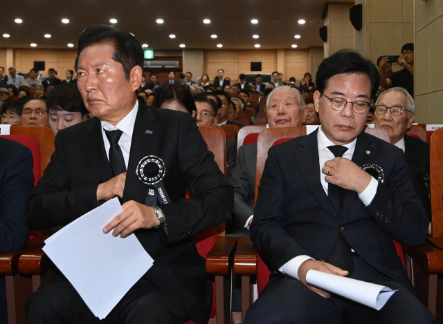 정청래(왼쪽) 더불어민주당 대표와 송언석 국민의힘 비상대책위원장 겸 원내대표가 18일 서울 동작구 국립서울현충원 현충관에서 열린 ‘김대중 전 대통령 서거 16주기 추도식’에 참석하고 있다. 성형주 기자 2025.08.18