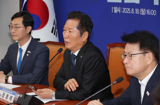 더불어민주당 정청래 대표가 18일 서울 여의도 국회에서 열린 당원주권정당 특별위원회 출범식 및 1차 회의에서 축사를 하고 있다. 연합뉴스