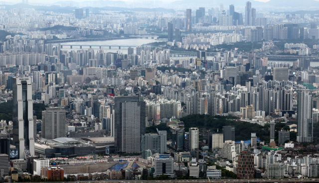 서울 송파구 롯데월드타워 전망대에서 바라본 서울 시내 아파트 모습. 연합뉴스