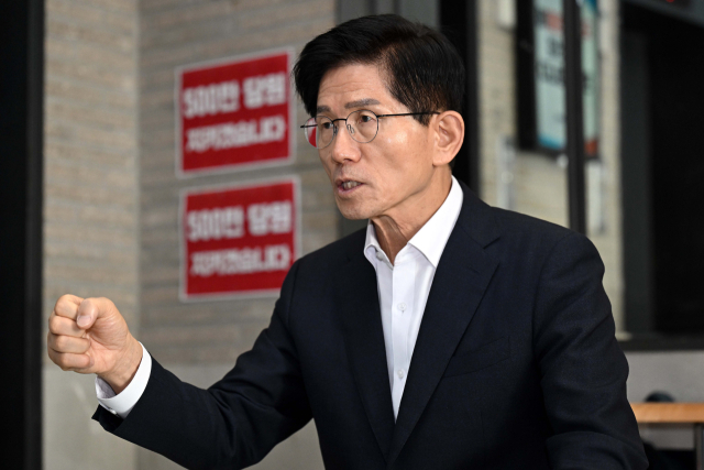 국민의힘 당 대표 선거에 출마한 김문수 후보가 서울 여의도 국민의힘 중앙당사에서 김건희 특검의 당사 압수수색에 항의하는 농성을 이어가며 서울경제신문과 인터뷰를 하고 있다. 조태형 기자