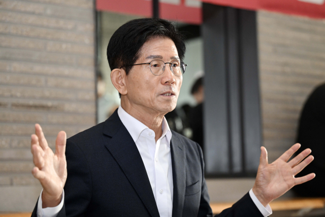 국민의힘 당 대표 선거에 출마한 김문수 후보가 서울 여의도 국민의힘 중앙당사에서 김건희 특검의 당사 압수수색에 항의하는 농성을 이어가며 서울경제신문과 인터뷰를 하고 있다. 조태형 기자