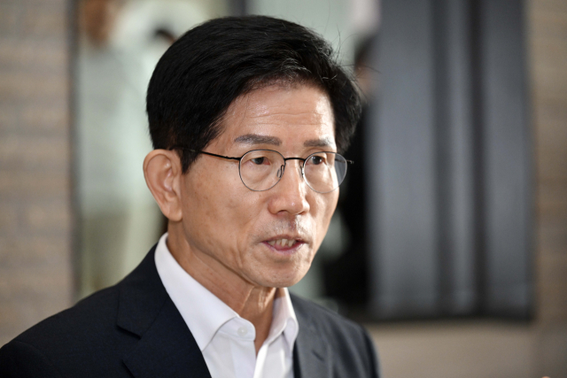 국민의힘 당 대표 선거에 출마한 김문수 후보가 서울 여의도 국민의힘 중앙당사에서 김건희 특검의 당사 압수수색에 항의하는 농성을 이어가며 서울경제신문과 인터뷰를 하고 있다. 조태형 기자