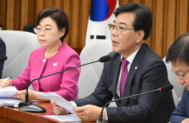송언석 국민의힘 비상대책위원장 겸 원내대표가 19일 서울 여의도 국회에서 열린 원내대책회의에 참석해 현안에 관해 발언하고 있다. 오승현 기자 2025.08.19