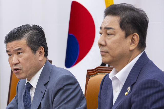제임스 김 주한 미국상공회의소(암참) 회장이 19일 국회에서 더불어민주당 김병기 원내대표를 만나 인사말을 하고 있다. 연합뉴스