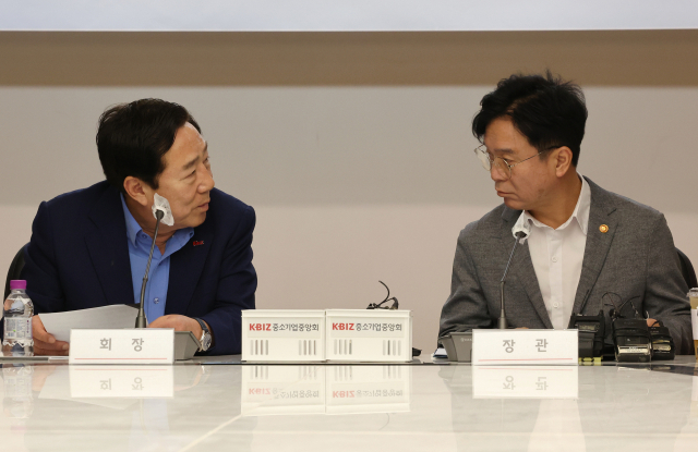 김영훈 고용노동부 장관이 19일 서울 여의도 중소기업중앙회를 방문해 김기문 중기중앙회장과 간담회를 갖고 '노란봉투법'(노동조합법 2·3조 개정안) 등 현안에 대해 얘기하고 있다. 연합뉴스