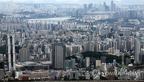 서울 송파구 롯데월드타워 전망대 서울스카이에서 바라본 서울 시내 아파트 단지 모습. 연합뉴스