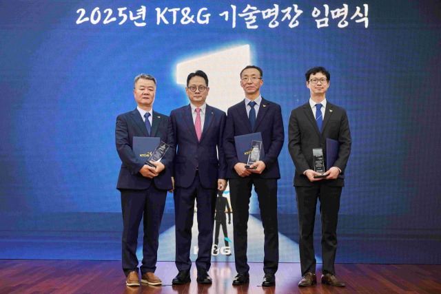 이달 4일 ‘2025년 제조설비 부문 명장 임명식’에 참석한 신동국(왼쪽부터) 그룹장, 방경만 KT&G 사장, 강태훈 팀장, 조영일 팀장. 사진 제공=KT&G