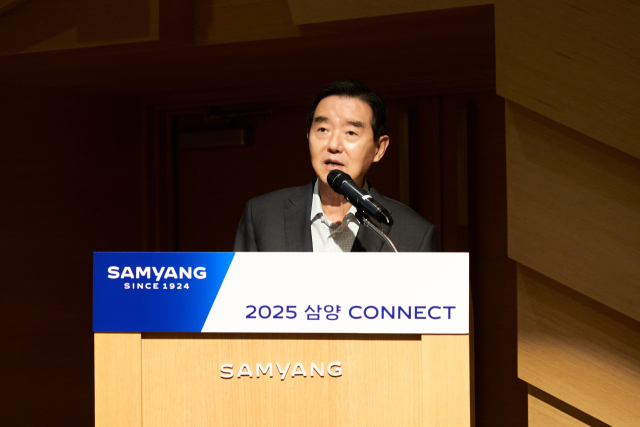 김윤 삼양그룹 회장이 19일 ‘2025년 SAMYANG CONNECT'에서 상반기 경영 성과와 하반기 전략 방향에 대해 직원들에게 설명하고 있다. 사진 제공=삼양그룹