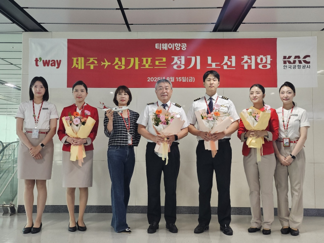 15일 제주국제공항에서 열린 티웨이 항공 제주-싱가포르 신규 노선 취항식에서 김세미(왼쪽 세 번째) 제주지점장과 관계자들이 기념 촬영을 하고 있다. 사진제공=티웨이항공