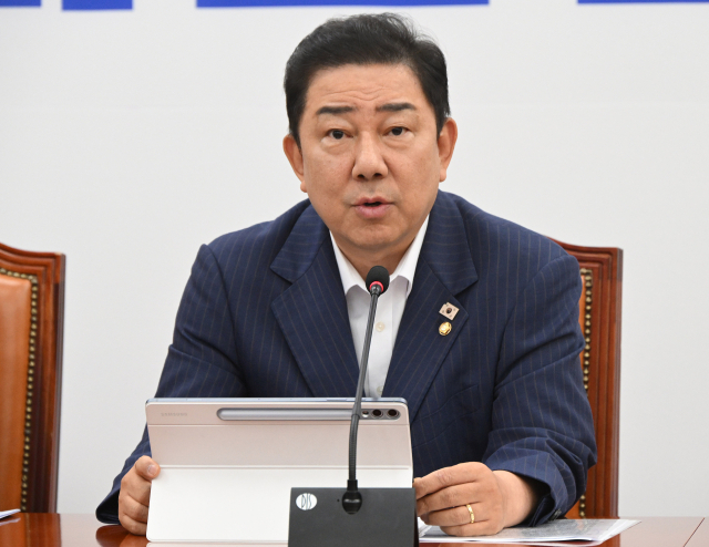 김병기 더불어민주당 원내대표가 19일 서울 여의도 국회에서 열린 원내대책회의에 참석해 현안에 관해 발언하고 있다. 오승현 기자 2025.08.19