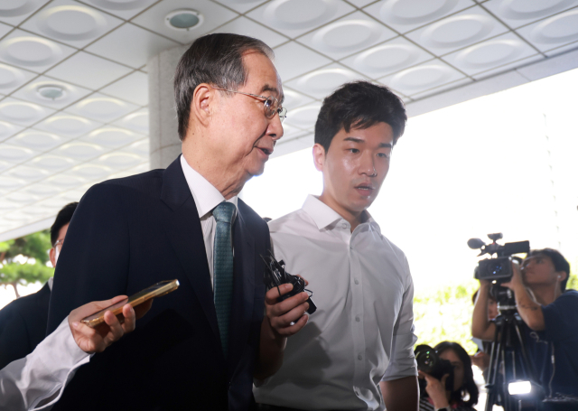 12·3 비상계엄 사태에 가담·방조한 혐의를 받는 한덕수 전 국무총리가 19일 서울 서초구 서울고검에 마련된 조은석 내란특별검사팀에 출석하고 있다. 한 전 총리는 지난달 2일 특검에 출석해 조사받은 바 있다. 연합뉴스