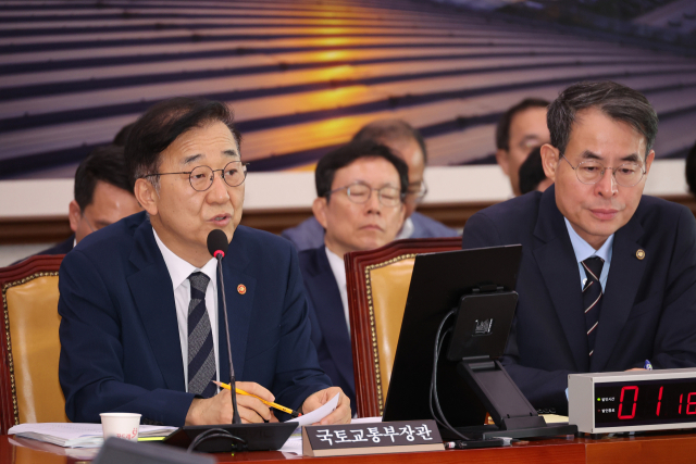 19일 서울 여의도 국회에서 열린 국토교통위원회 전체회의에서 김윤덕 국토교통부 장관이 의원 질의에 답하고 있다.연합뉴스